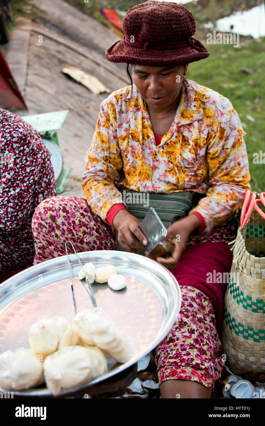 Portrait d'une dame verticale de vendre les noix de palme dans la rue au Cambodge. Banque D'Images