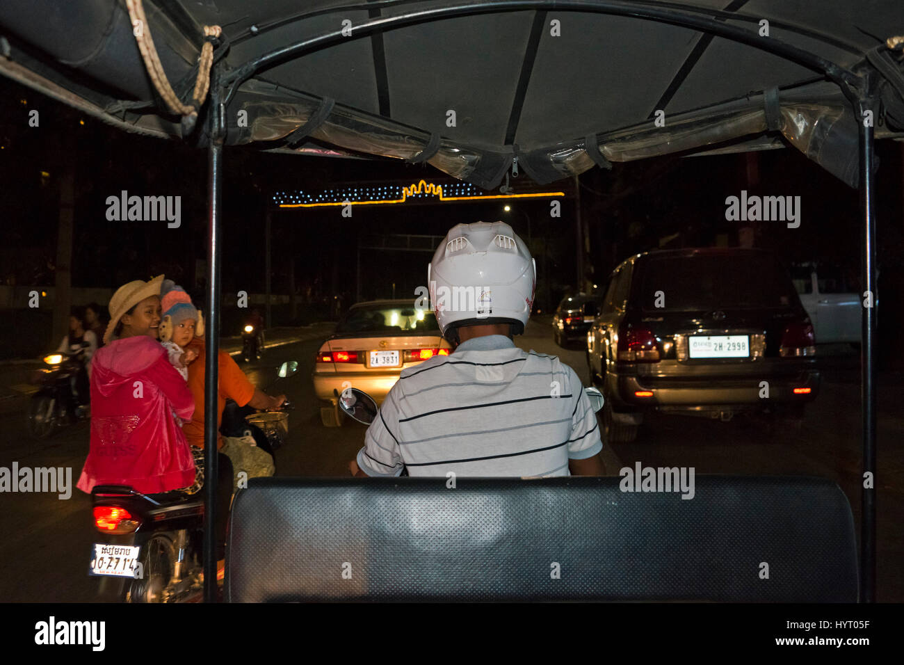 Streetview horizontale d'un tuk-tuk de la conduite dans le trafic la nuit à Siem Reap Banque D'Images