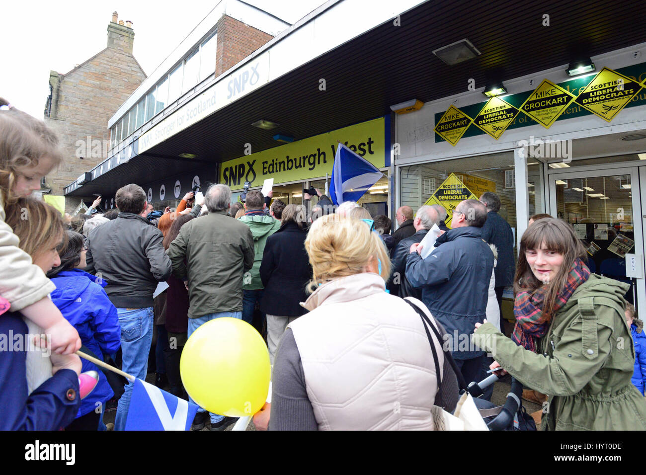Médias et supports attendre Nicola Sturgeon en dehors de la campagne de circonscription de l'ouest d'Édimbourg SNP, qui est à côté de le bureau de circonscription du député, libéral démocrate Mike Crockart Banque D'Images