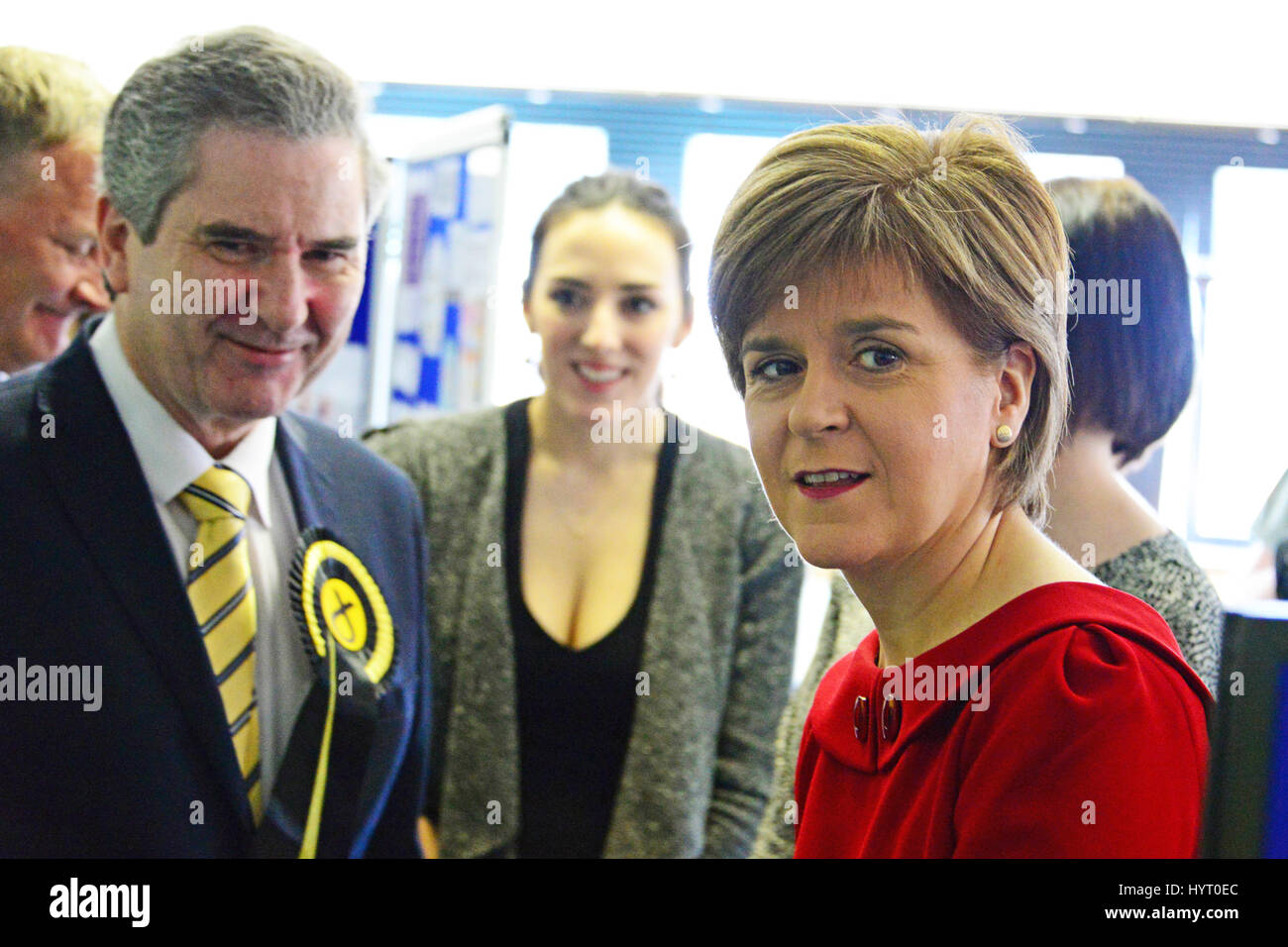 Leader du SNP et Premier ministre écossais Nicola Sturgeon (R) tours de Barnardo children's charity bureaux à Kirkcaldy, avec Roger Mullin, SNP futur candidat pour la circonscription de Kirkcaldy et Cowdenbeath Banque D'Images