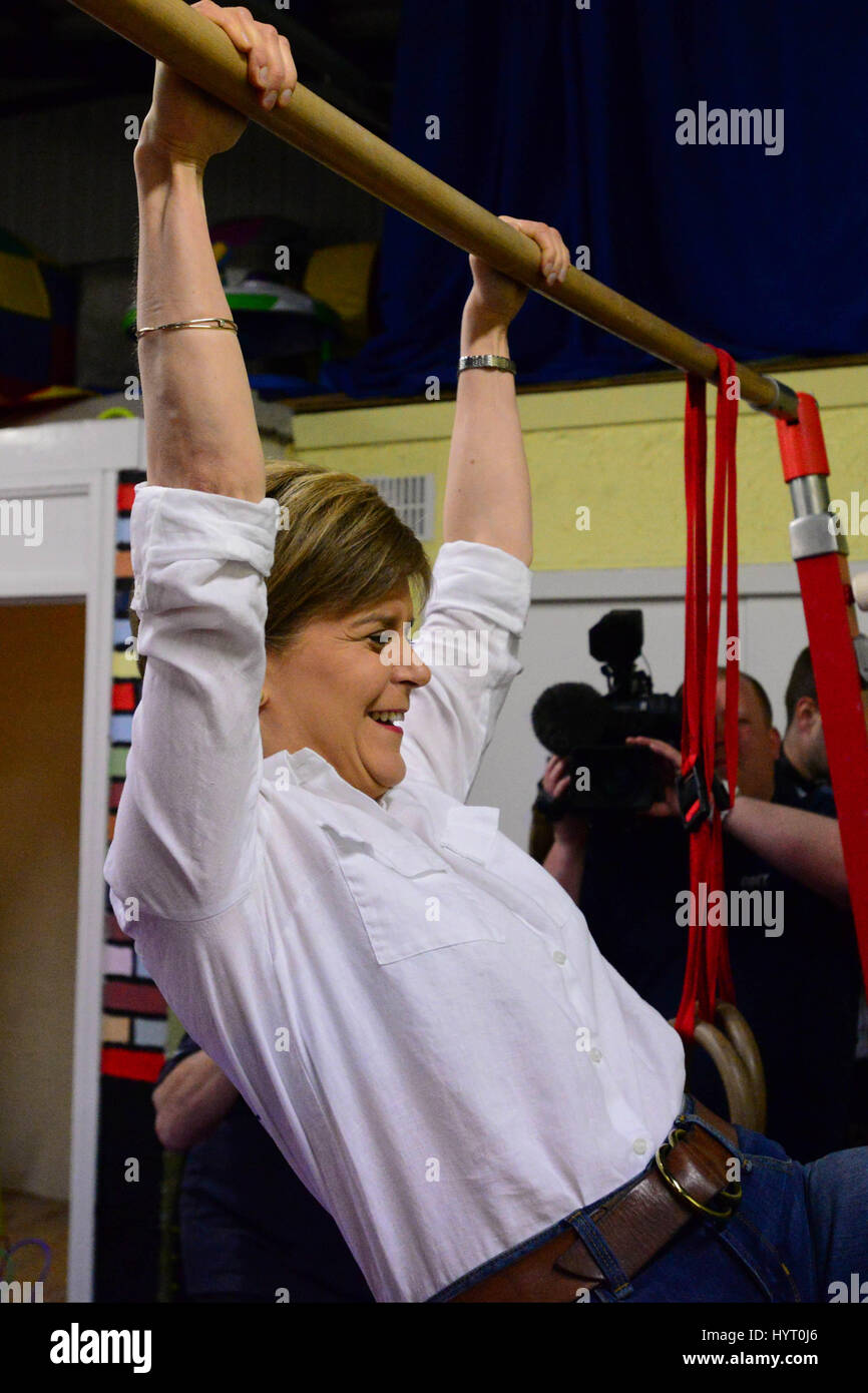 Premier ministre et leader du SNP Nicola Sturgeon tente sur la barre haute sur une visite d'une campagne pour l'gymnastic club à Cumbernauld Banque D'Images