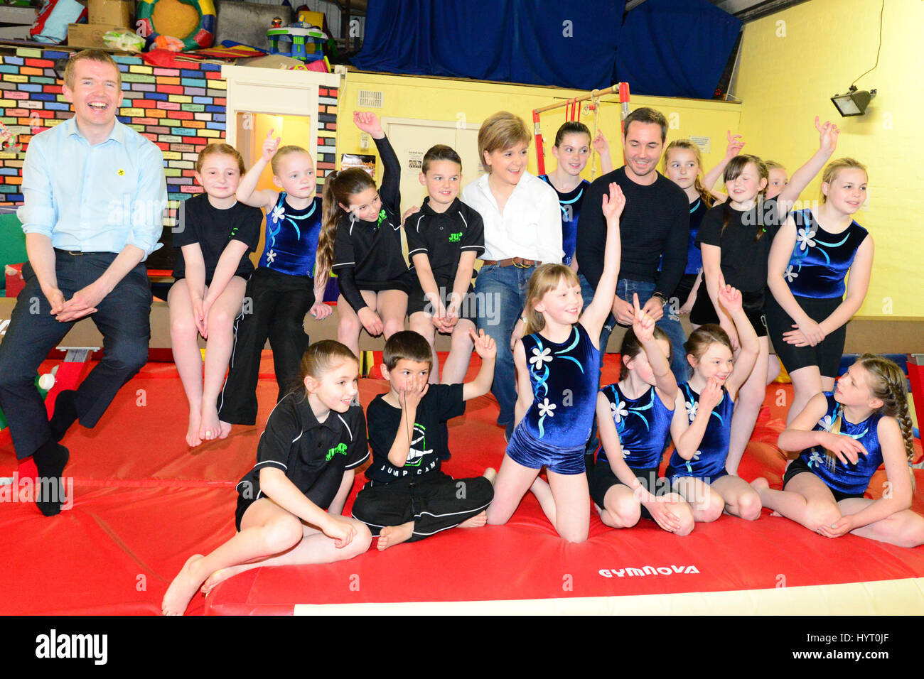 Premier ministre et leader du SNP Nicola Sturgeon représenté sur une campagne visite à un club de gymnastique à Cumbernauld, ainsi que des candidats SNP Stuart McDonald (L) et l'acteur Martin Compston (R) Banque D'Images
