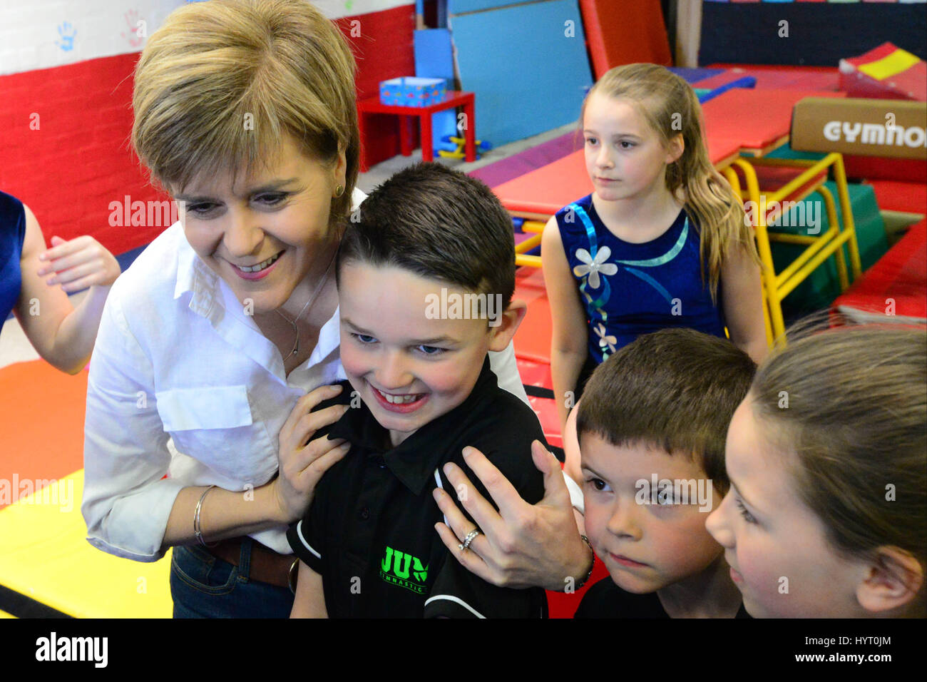 Premier ministre et leader du SNP Nicola Sturgeon pose pour des photos avec certains des jeunes gymnastes sur une campagne pour un club de gymnastique pour les enfants à Cumbernauld Banque D'Images