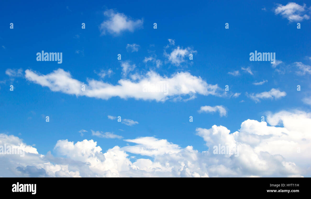 Ciel bleu nuages blancs abstrait d'une impression de fond texturé ciel ciel. Banque D'Images