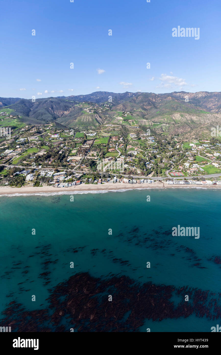 Vue aérienne des montagnes, plages et ocean varech près de Malibu, Californie. Banque D'Images