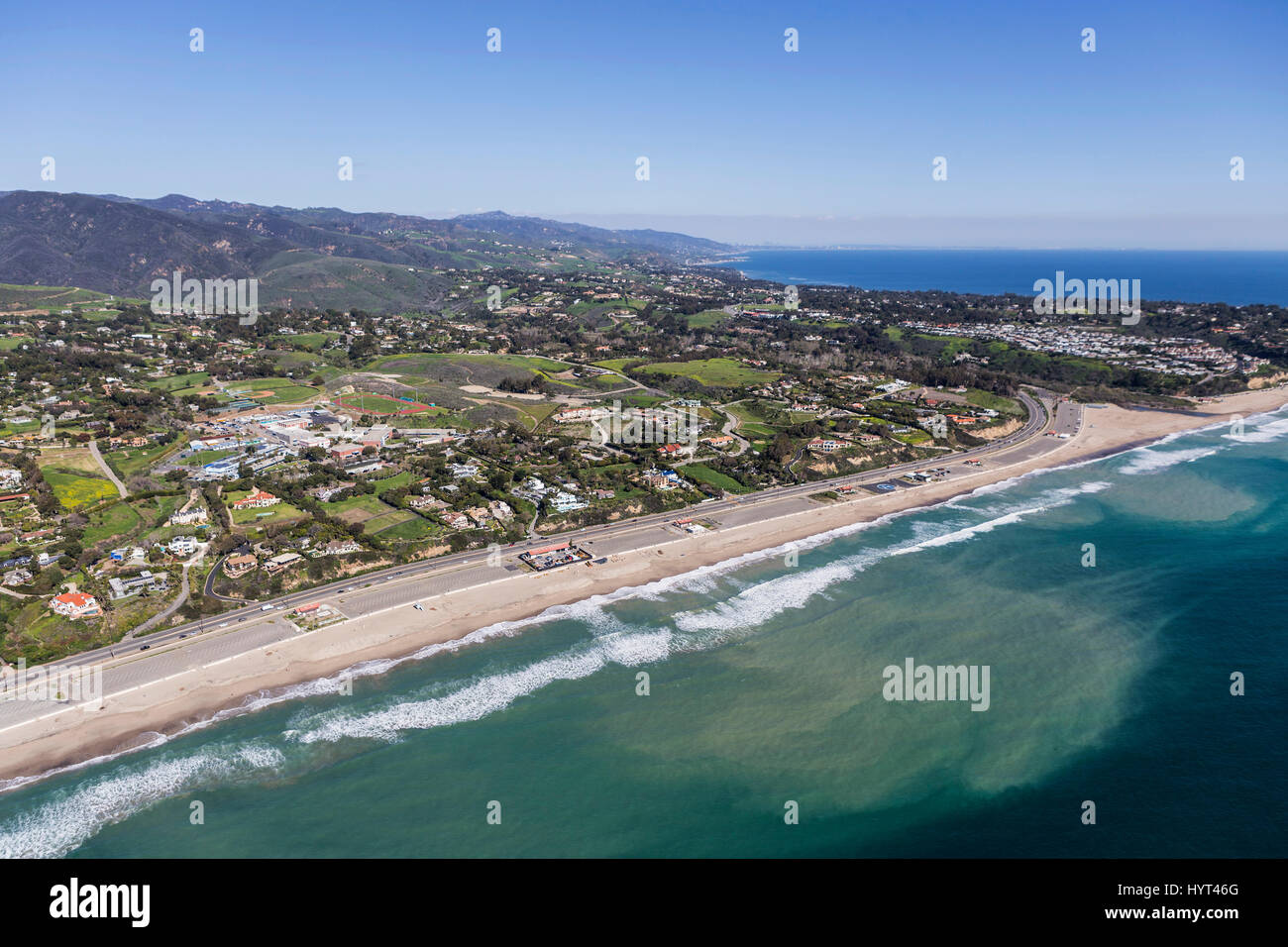 Vue aérienne de Zuma Beach et la côte du Pacifique dans la ville pittoresque de Malibu, Californie. Banque D'Images