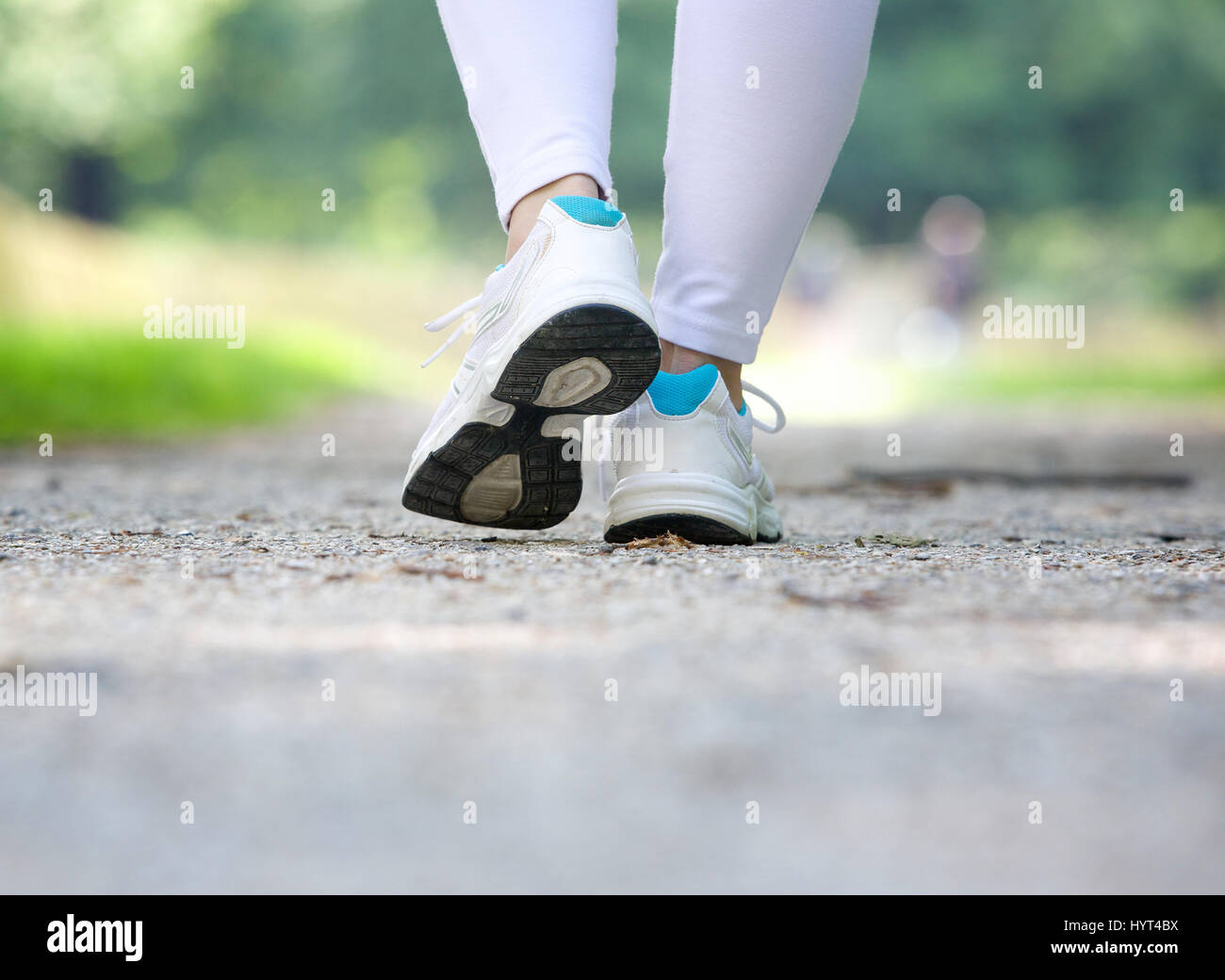 Close up low angle femme marche dans des chaussures de course en plein air Banque D'Images