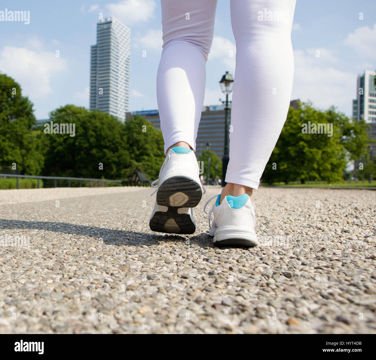 Close up low angle pieds d'une jeune femme marche dans la région de city park Banque D'Images