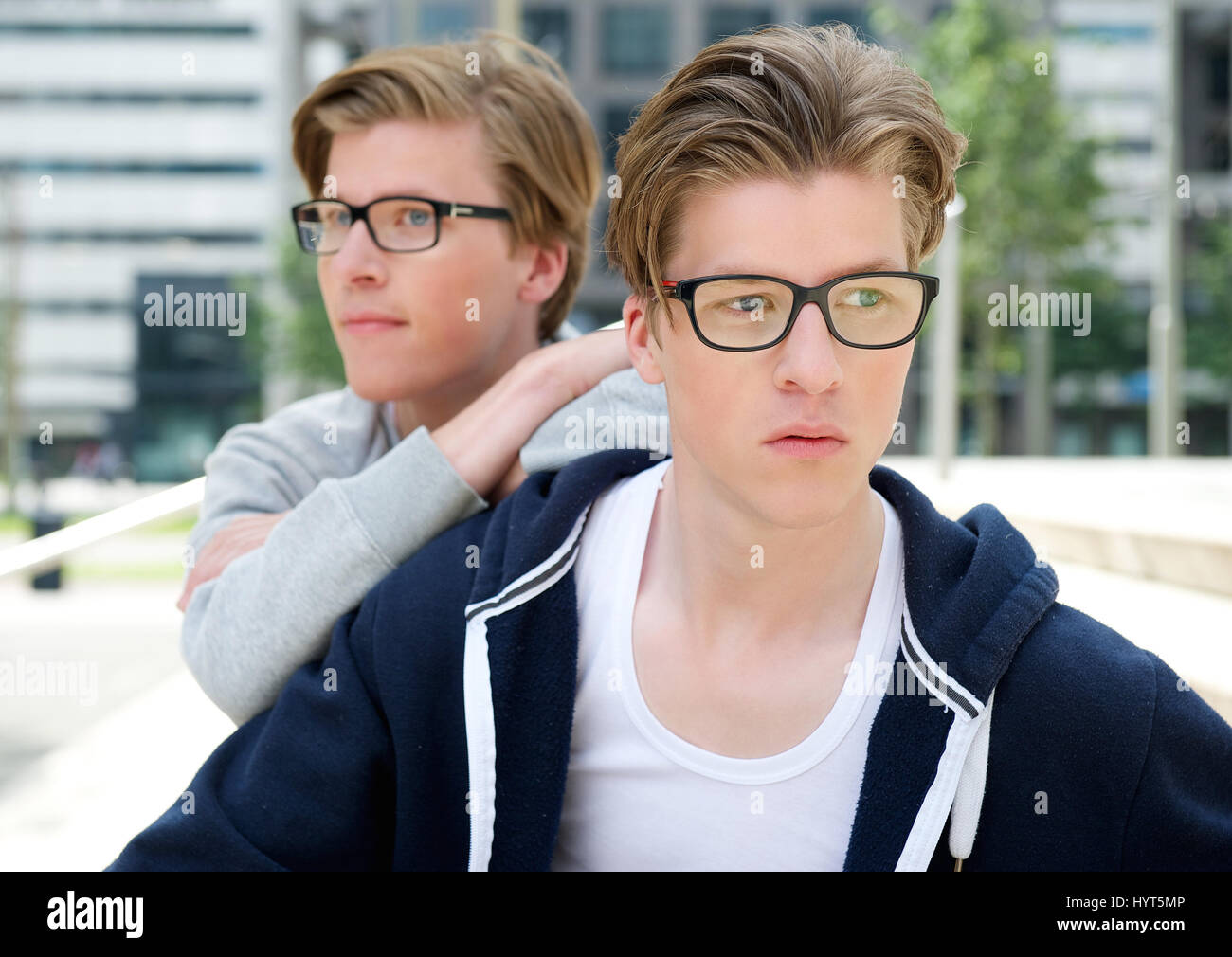 Close up portrait of male twin des modèles de mode avec des lunettes qui pose à l'extérieur Banque D'Images