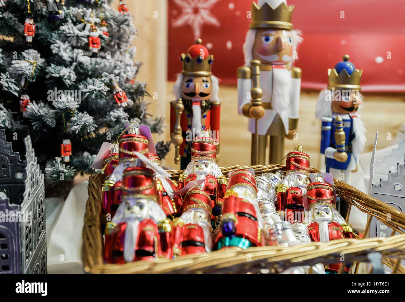 Casse-noix et diverses décorations de l'arbre de Noël comme cadeau de souvenirs à l'un des nombreux étals sur le marché de Noël à Vilnius, Lituanie. Banque D'Images