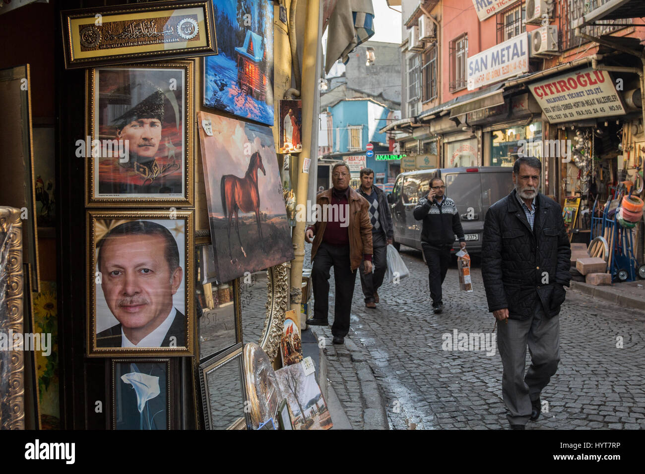 Istanbul, Turquie - 28 décembre 2015 : les gens qui passent par des portraits de Kemal Ataturk et Recep Tayyip Erdogan, actuel président de la Turquie photo de m Banque D'Images