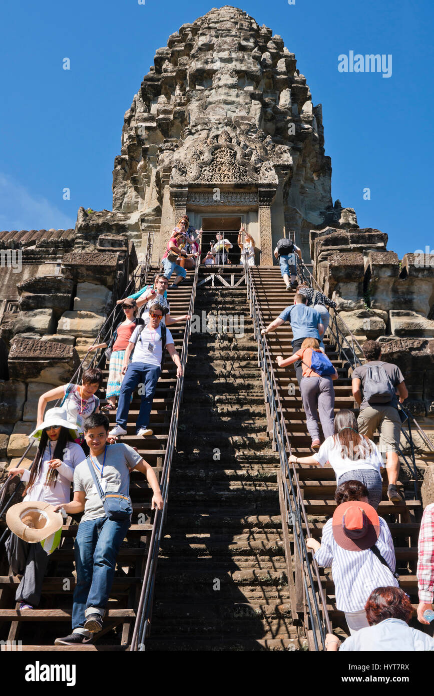 Vue verticale de personnes visitant la spire à Angkor Wat au Cambodge. Banque D'Images