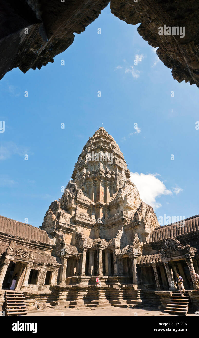 Vue verticale de la flèche centrale principale à Angkor Wat au Cambodge. Banque D'Images