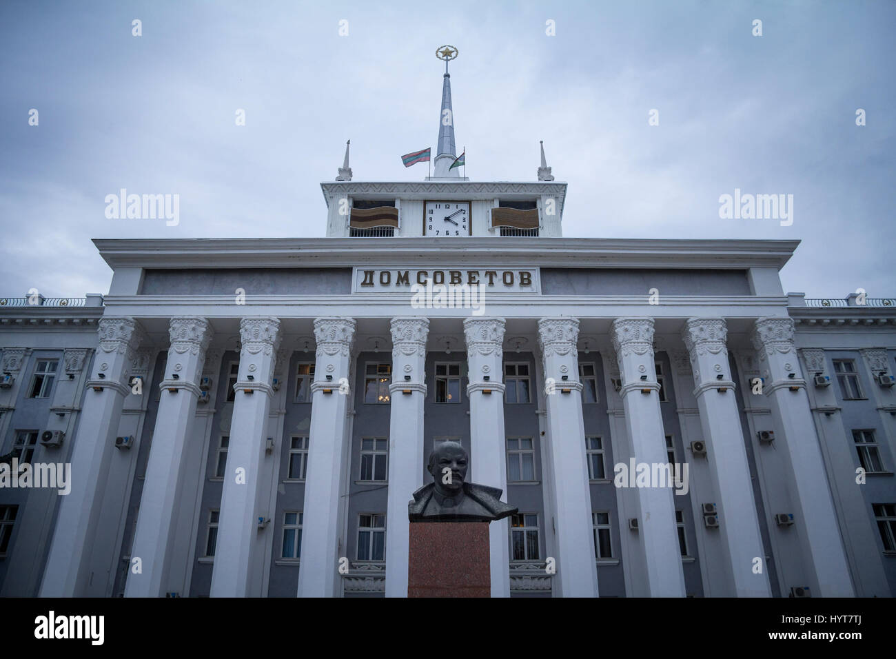 TRANSNITRIA, TIRASPOL (Moldavie) - 12 août 2016 : statue de Lénine en face de la Maison des Soviets à Tiraspol, la capitale de la contestation Banque D'Images
