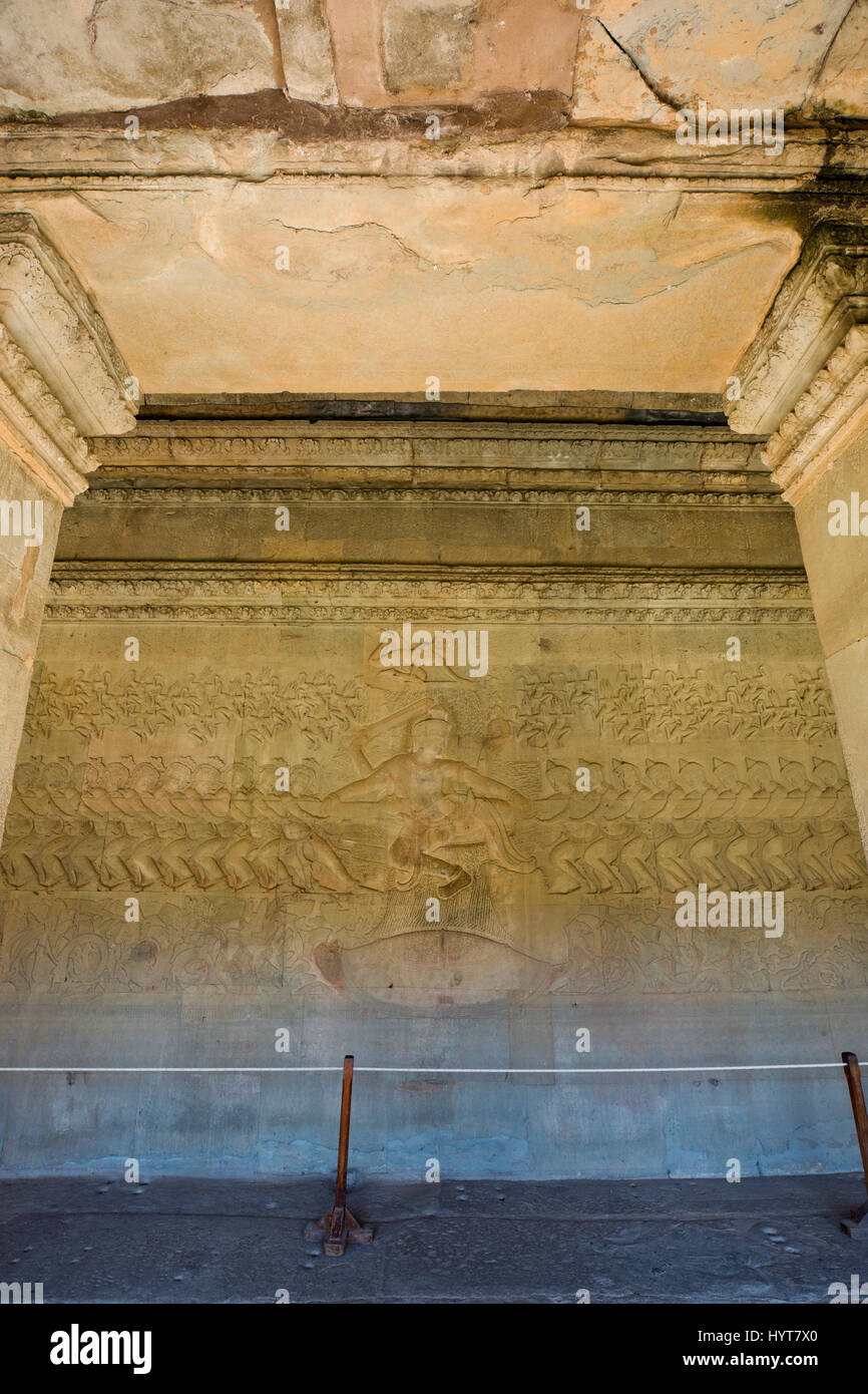 Vue verticale de sculptures complexes sur les murs d'Angkor au Cambodge. Banque D'Images
