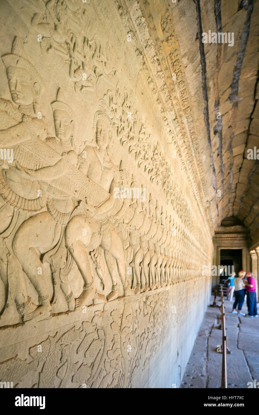 Vue verticale de sculptures complexes sur les murs d'Angkor au Cambodge. Banque D'Images