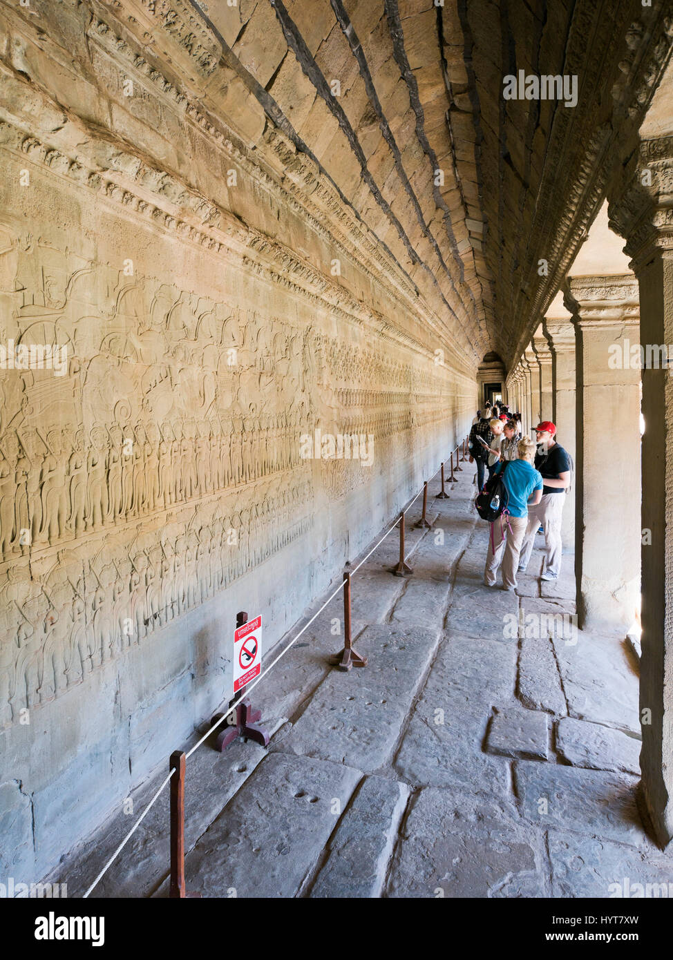 Vue verticale de sculptures complexes sur les murs d'Angkor au Cambodge. Banque D'Images