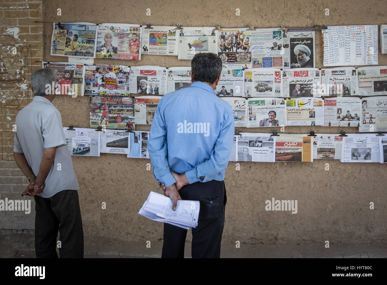 Il est d'usage dans certaines régions de l'Iran pour suspendre des journaux pour que les gens puissent vérifier leur contenu avant d'acheter. En dépit de l'importante offre, Ira Banque D'Images