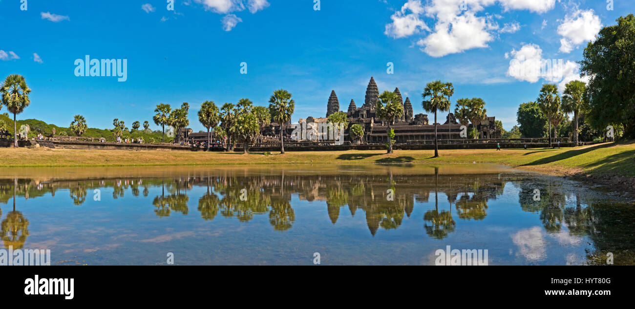Vue panoramique horizontal (3 photo) voir d'Angkor Wat au Cambodge. Banque D'Images