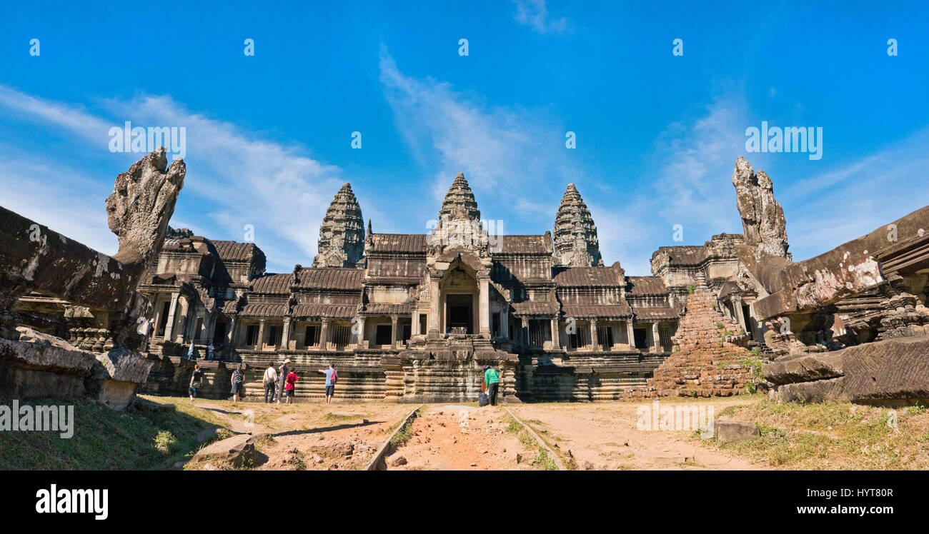 Vue panoramique horizontal (3 photo) voir d'Angkor Wat au Cambodge. Banque D'Images