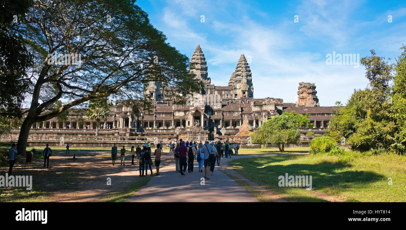 Vue panoramique horizontal (3 photo) voir d'Angkor Wat au Cambodge. Banque D'Images