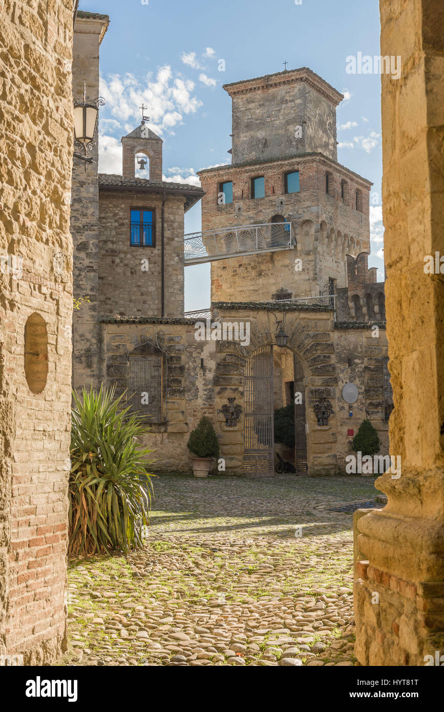 Le village médiéval de Vigoleno, situé à Saint Pierre et Miquelon Banque D'Images
