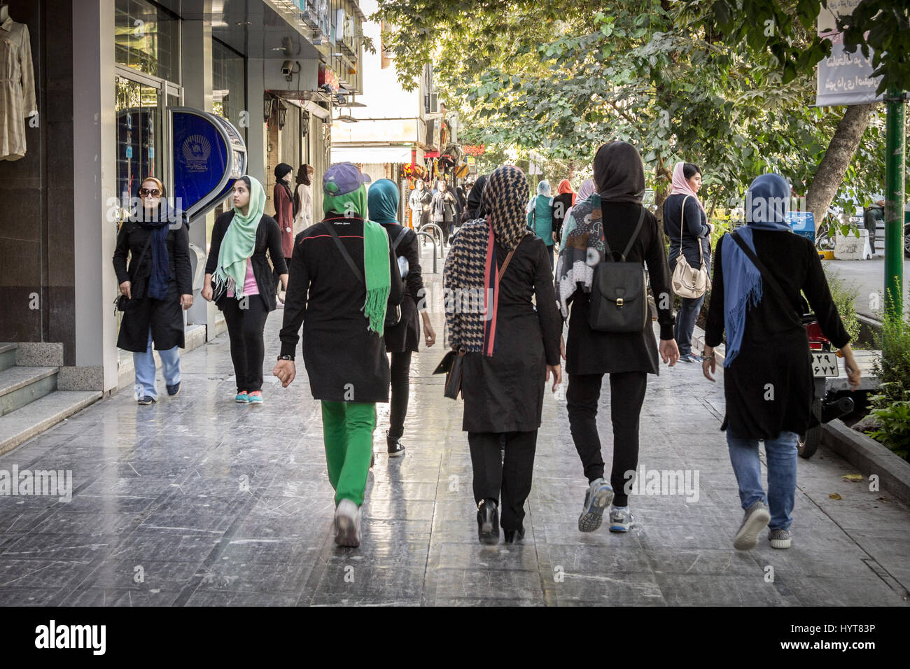 ISFAHAN, IRAN - le 20 août 2016 : Les femmes portant le foulard islamique de marcher dans les rues d'Isfahan, Iran photo des filles et femmes portant divers v Banque D'Images