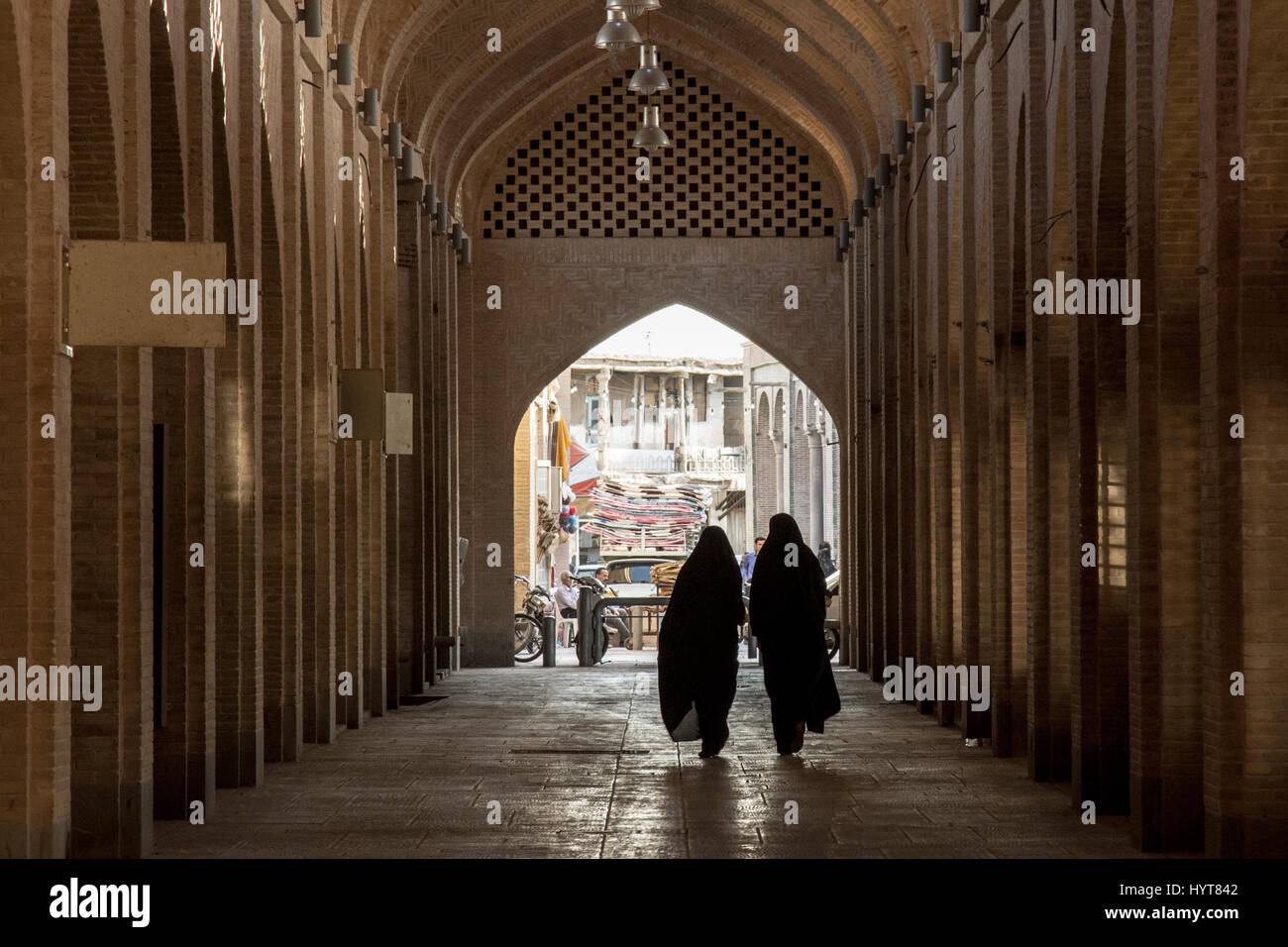 ISFAHAN, IRAN - le 20 août 2016 : Les femmes portant le voile islamique marcher dans une rue du bazar d'Ispahan photo des filles et des femmes weari Banque D'Images