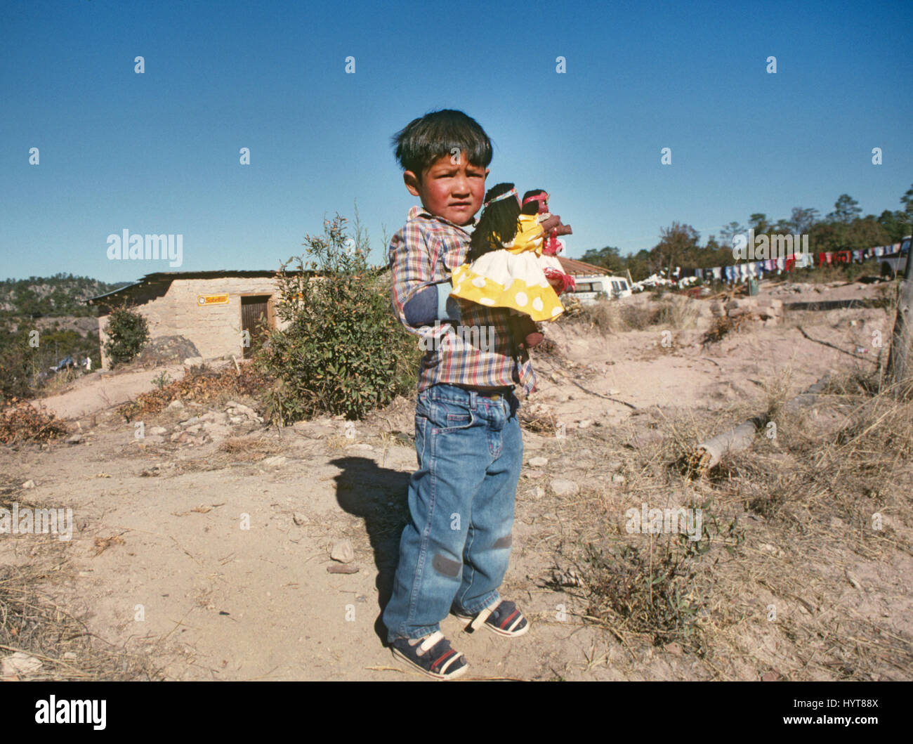 Image inédites. Pour une utilisation éditoriale. Les Indiens Tarahumara très jeune garçon vivant sur la jante de Copper Canyon, près de la ville mexicaine de Creel, dans la Sierra Madre, Mexique Banque D'Images