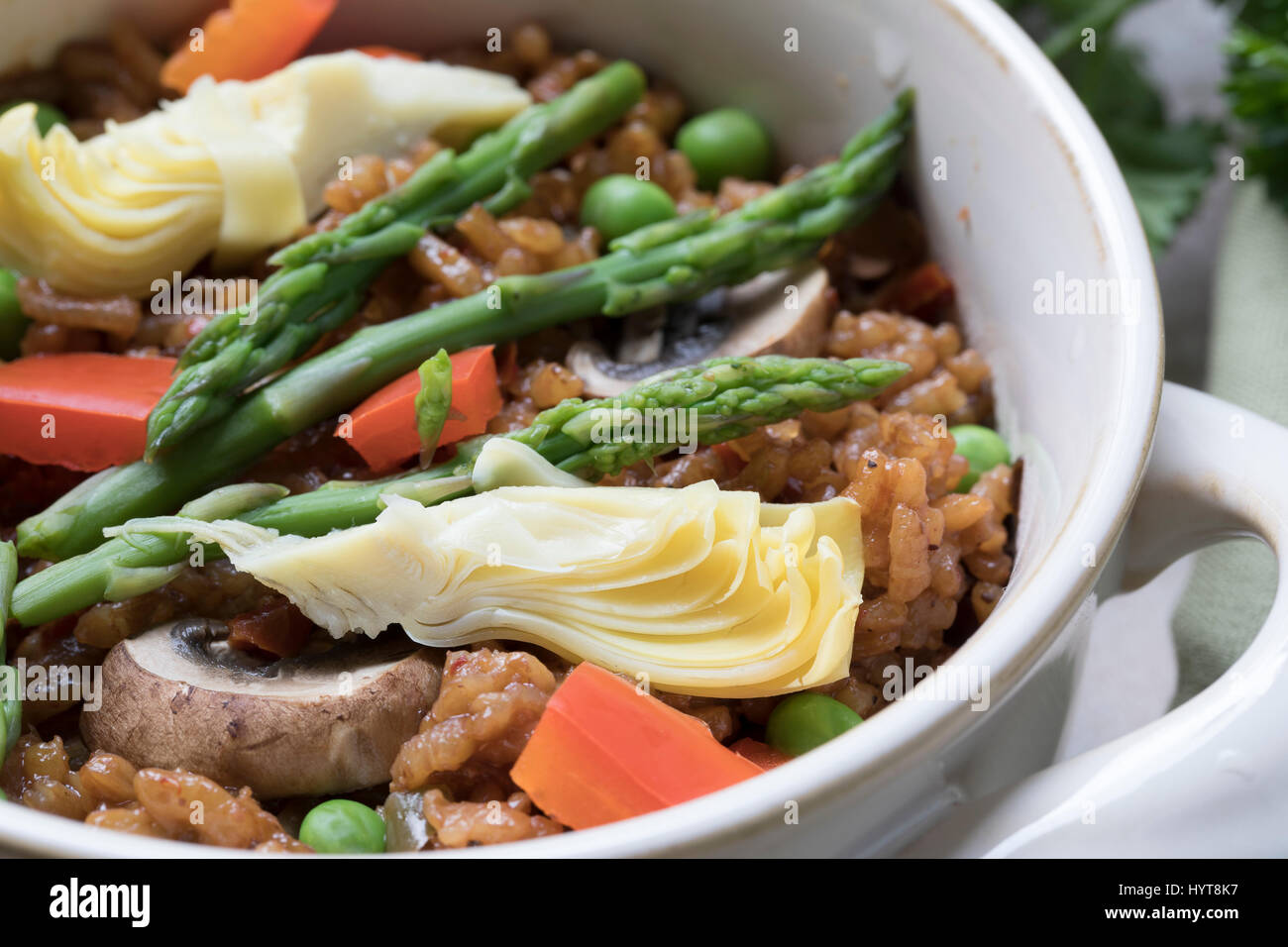 Paella vegan bol de avec les asperges, les champignons et d'artichauts. Banque D'Images