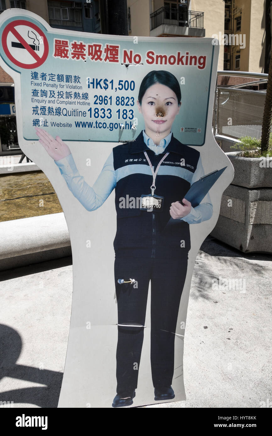 "Non Fumeur" vandalisés signe avec nez brûlé à hong kong, apparemment endommagé par les fumeurs qui n'aiment pas se faire dire de ne pas fumer dans les espaces publics Banque D'Images