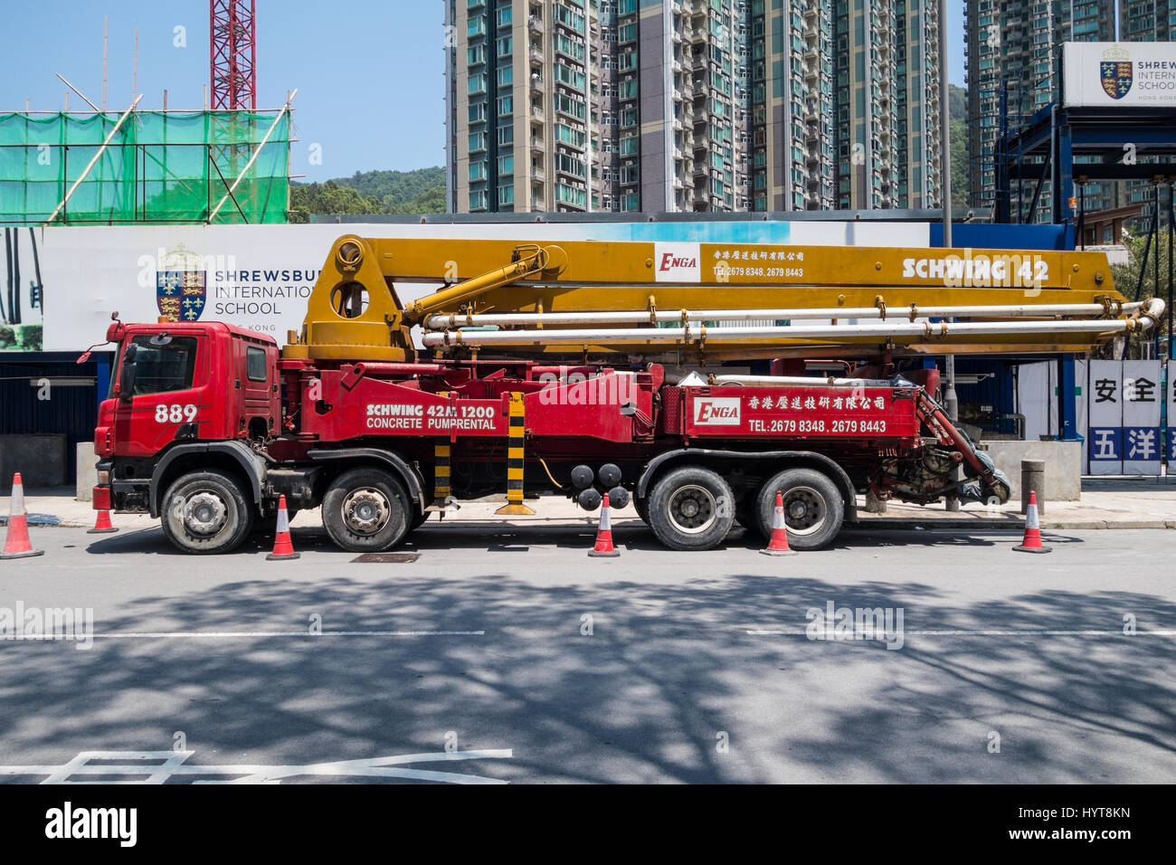 Pompe à béton Schwing monté sur un camion sur un chantier à Hong Kong Banque D'Images