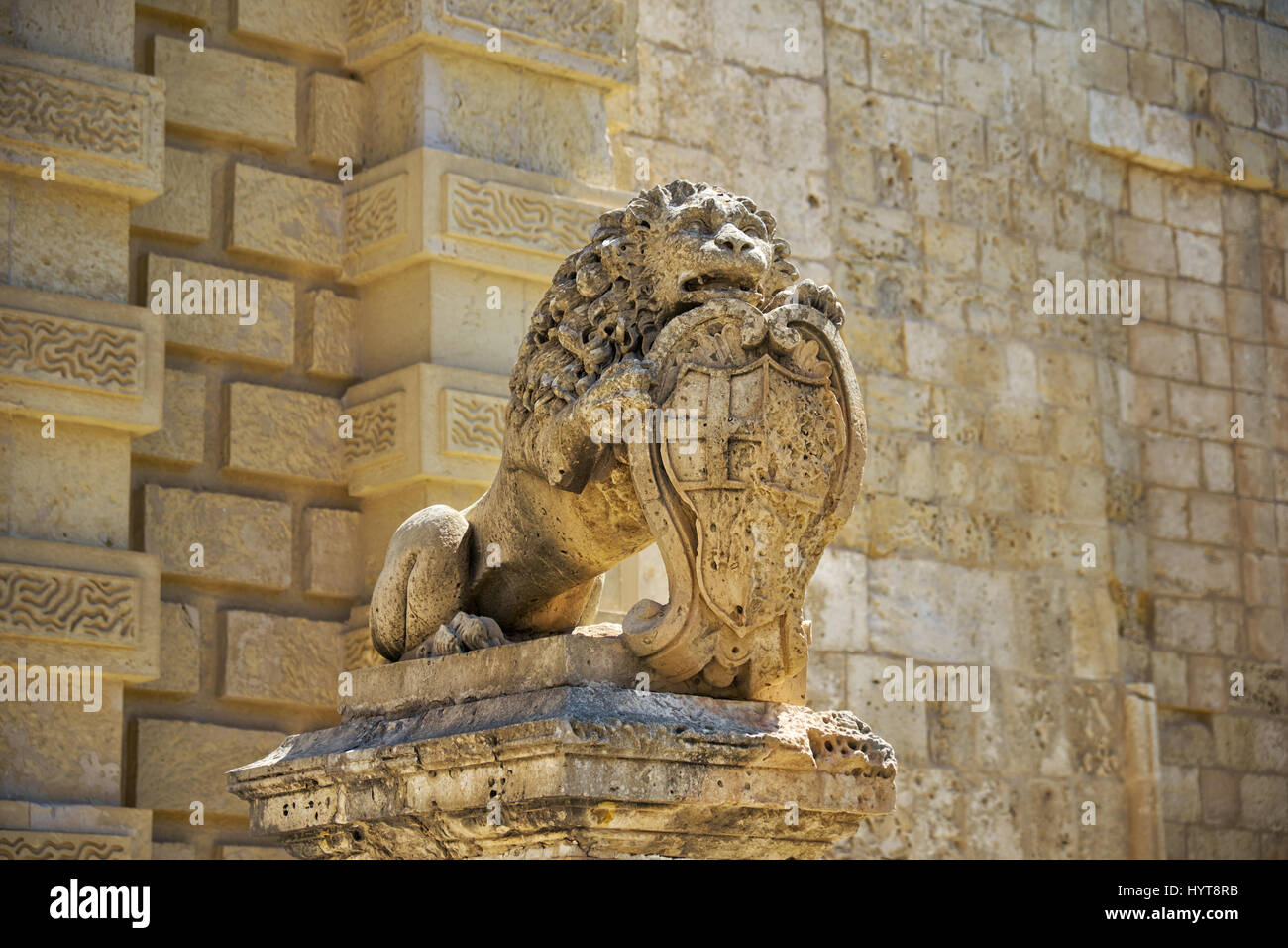 Statue de lion tenant protection avec les armoiries de Antonio de Vilhena près de Mdina porte principale. Malte Banque D'Images