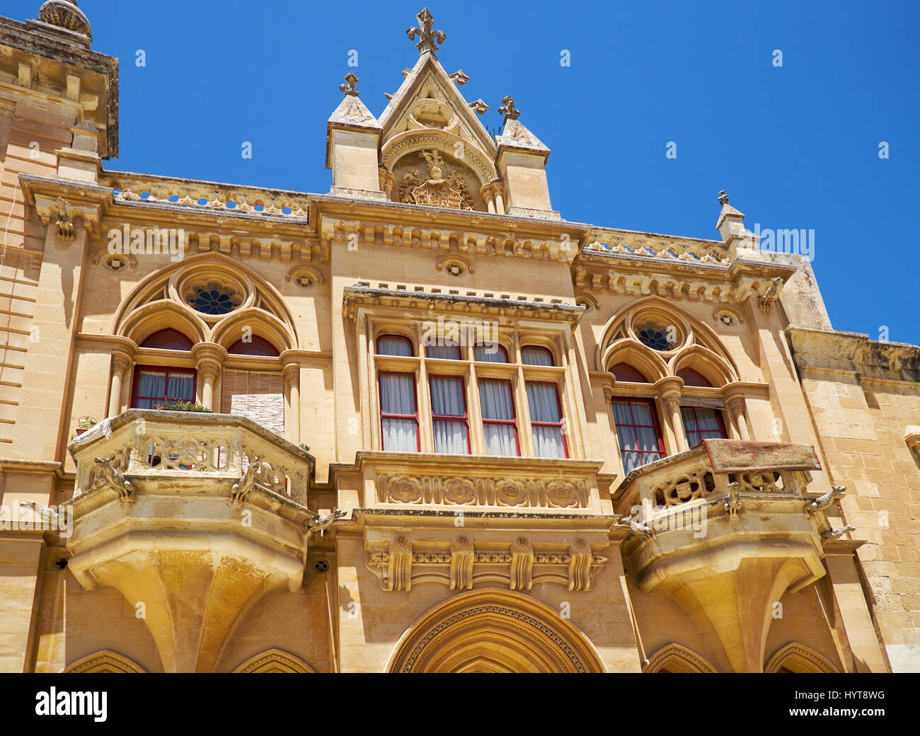 La façade de style baroque de l'austère Palais de l'évêché sur l'Pjazza San Pawl à Mdina. Malte Banque D'Images