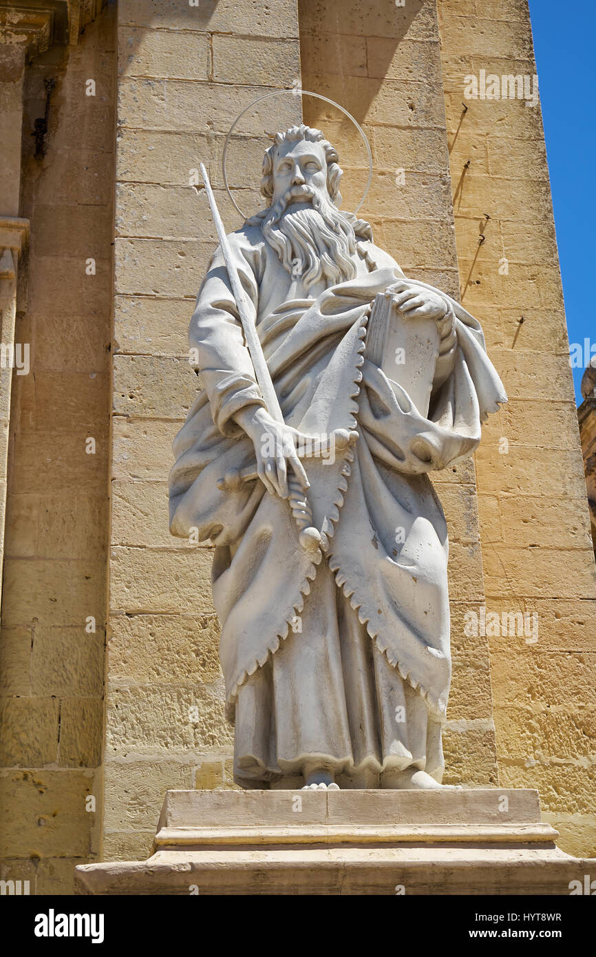 Une statue de l'apôtre Paul tenant un livre (symbolisant les écritures) et l'épée (symbole de son martyre) en face de l'église collégiale de St Pau Banque D'Images