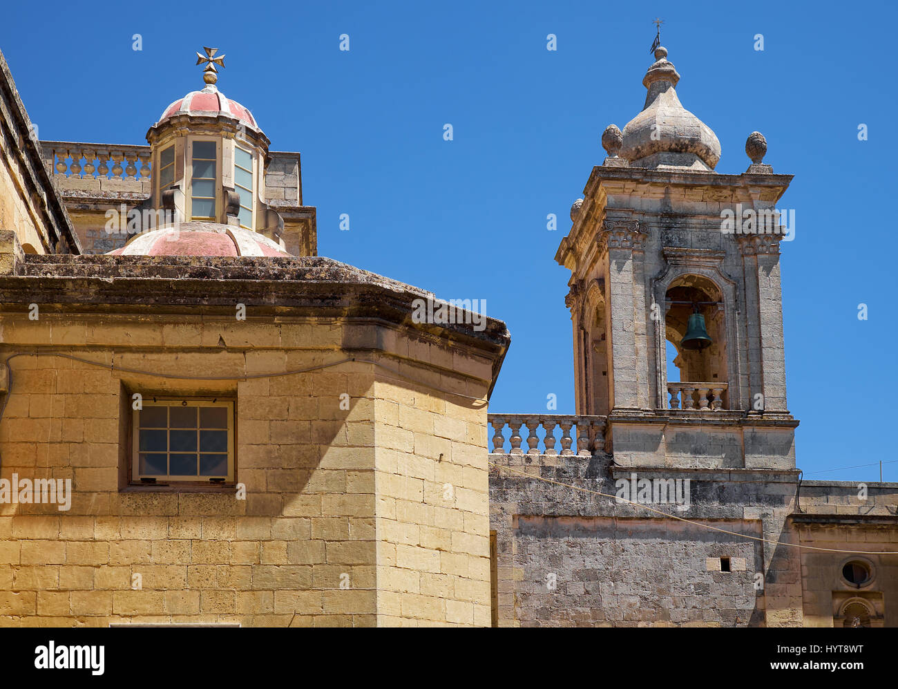 La vue sur le clocher et tour lanterne de Grotto et de l'église de St Paul à Rabat, Malte Banque D'Images