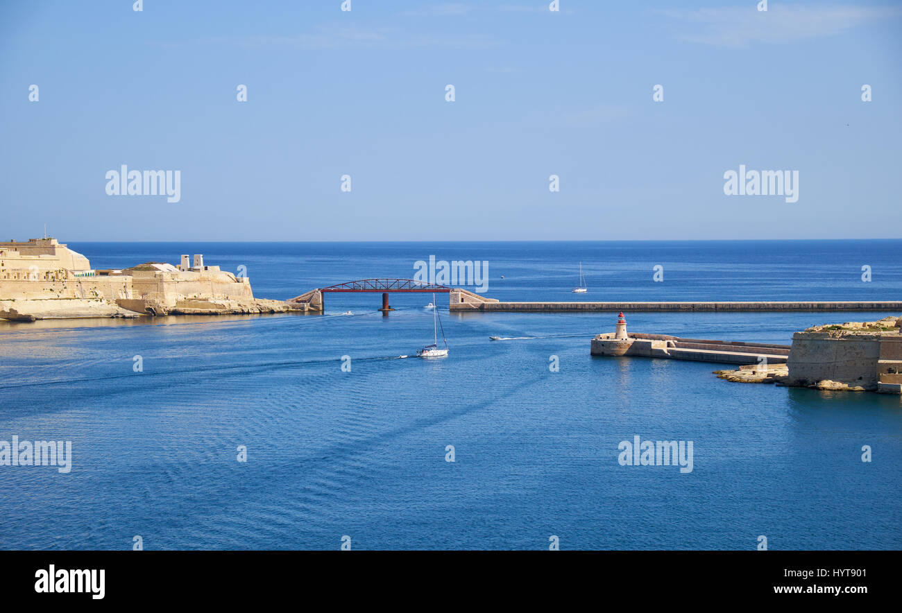 Le point de vue de l'entrée du Grand Port avec le nouveau brise-lames pont. La Valette. Malte Banque D'Images