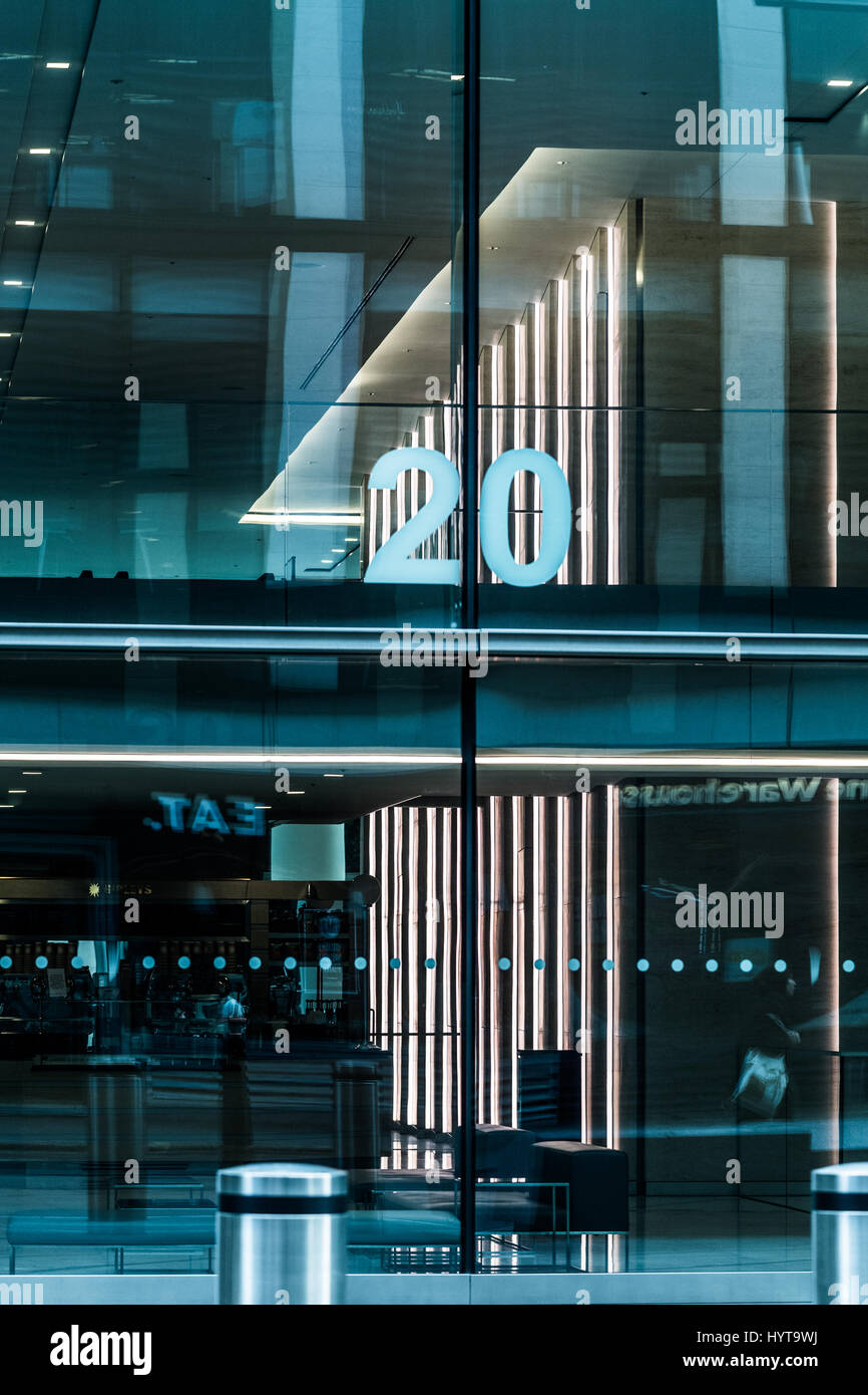 Vue sur le rez-de-chaussée par une fenêtre de l'édifice, catégorie gratte-ciel Walkie-Talkie à 20 Fenchurch Street, City of London, en Angleterre. Banque D'Images