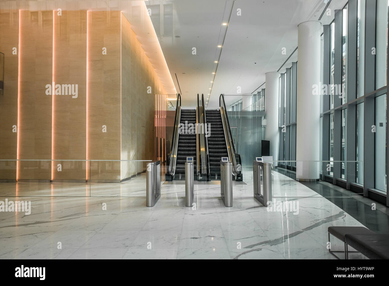 Vue sur le rez-de-chaussée par une fenêtre de l'édifice, catégorie gratte-ciel Walkie-Talkie à 20 Fenchurch Street, City of London, en Angleterre. Banque D'Images