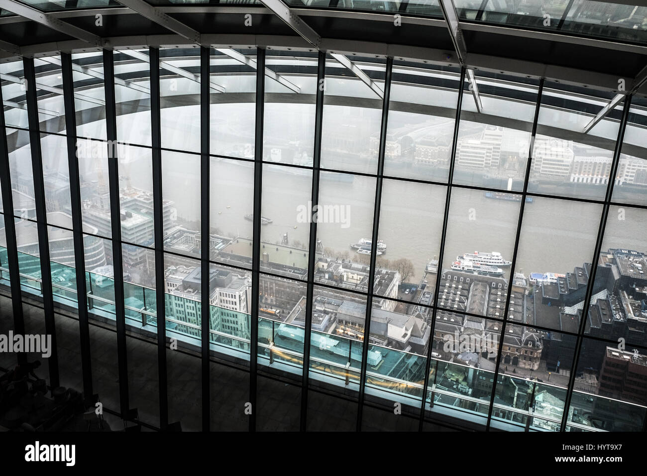 Sur la Tamise à travers une fenêtre de l'édifice, catégorie gratte-ciel Walkie-Talkie à 20 Fenchurch Street, City of London, England, sur un matin brumeux Banque D'Images