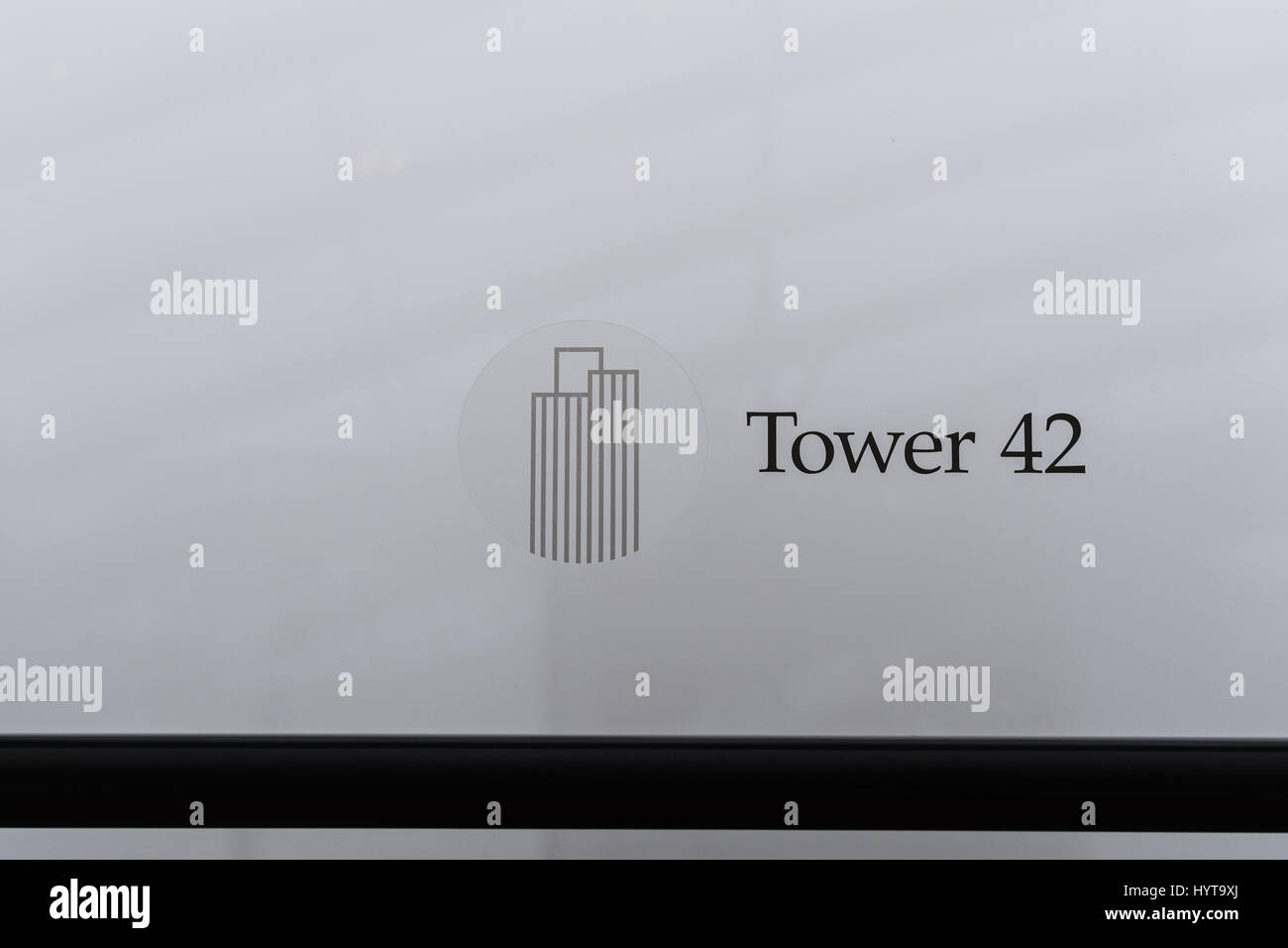 Vue de la Tour 42 à travers une fenêtre de l'édifice, catégorie gratte-ciel Walkie-Talkie à 20 Fenchurch Street, City of London, England, sur un matin brumeux. Banque D'Images