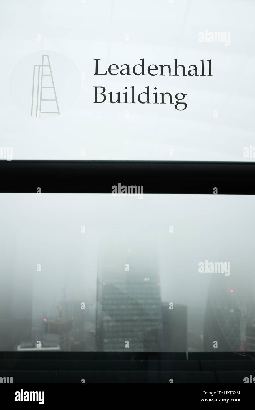 Vue sur le Leadenhall Building (l'cheesegrater) à travers une fenêtre de l'édifice, catégorie gratte-ciel Walkie-Talkie à 20 Fenchurch Street, City of London, E Banque D'Images