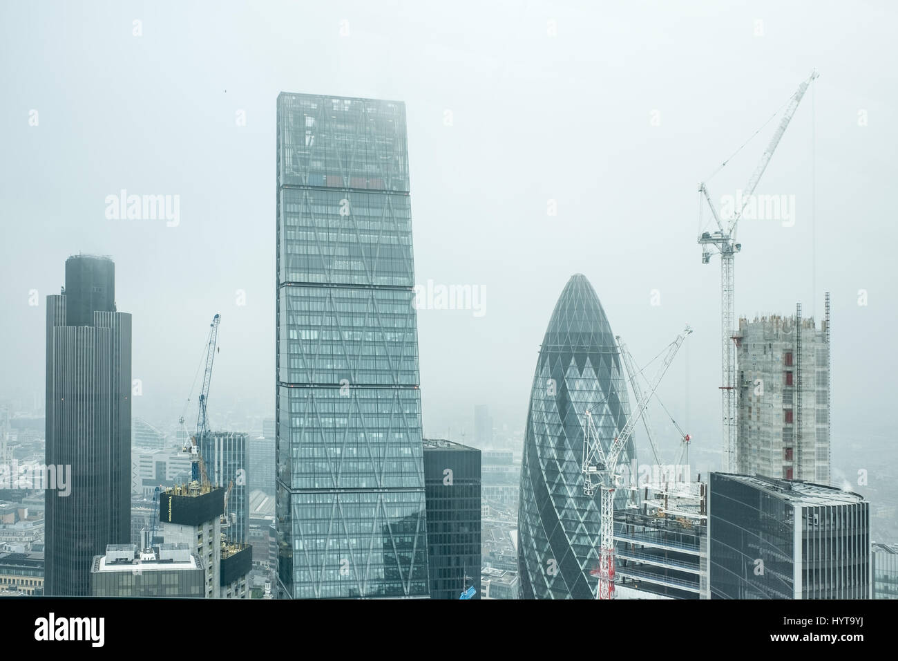 Vue sur le quartier financier de la ville de Londres à travers une fenêtre de l'édifice, catégorie gratte-ciel Walkie-Talkie à 20 Fenchurch Street, London, England Banque D'Images