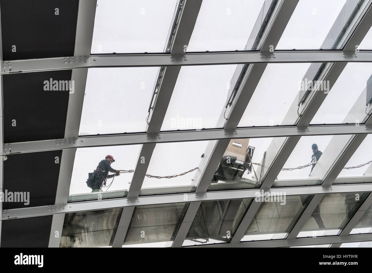 Vue à travers une fenêtre d'un travailleur sur le toit de l'édifice, catégorie gratte-ciel Walkie-Talkie à 20 Fenchurch Street, City of London, England, sur un misty mor Banque D'Images
