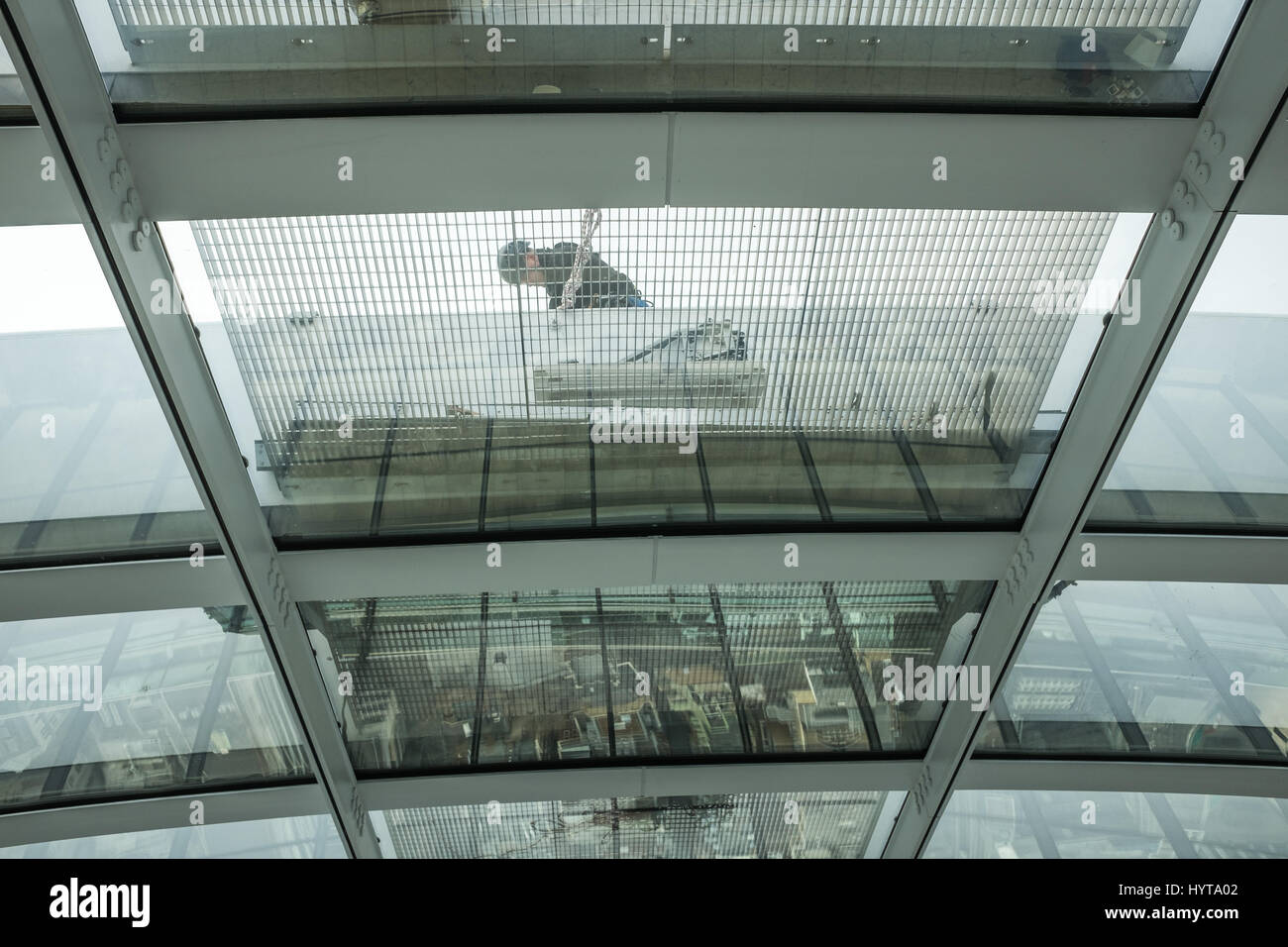 Vue à travers une fenêtre d'un travailleur sur le toit de l'édifice, catégorie gratte-ciel Walkie-Talkie à 20 Fenchurch Street, City of London, England, sur un misty mor Banque D'Images
