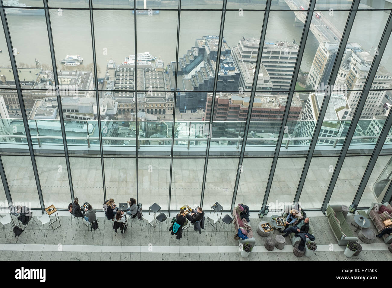 Sur la Tamise à travers une fenêtre de l'édifice, catégorie gratte-ciel Walkie-Talkie à 20 Fenchurch Street, City of London, England, sur un matin brumeux Banque D'Images