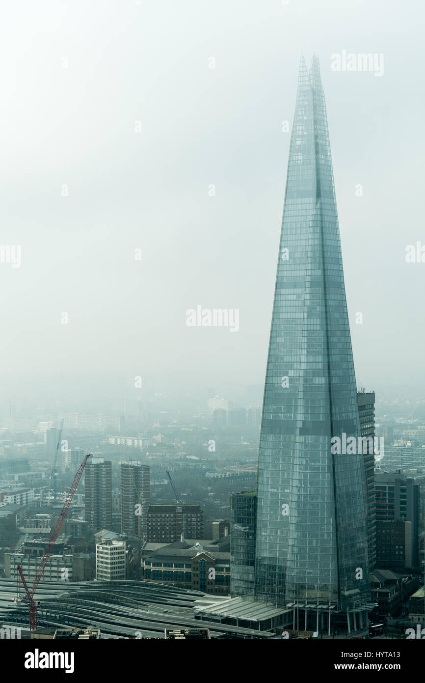 Vue sur le Shard à travers une fenêtre de l'édifice, catégorie gratte-ciel Walkie-Talkie à 20 Fenchurch Street, City of London, England, sur un matin brumeux. Banque D'Images