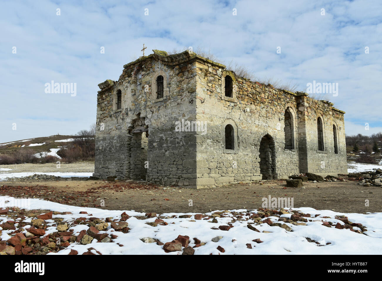 Ruines de l'ancienne église orthodoxe de l'église de Saint Ivan Rilski abandonné au bas de Zhrebchevo Dam Lake durant le régime communiste en Bulgarie Banque D'Images