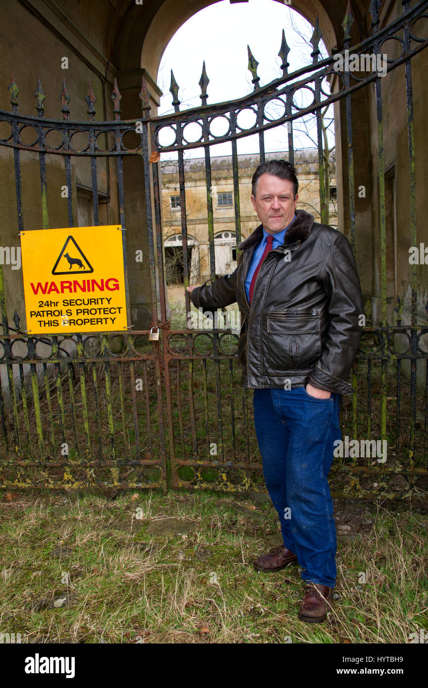 Le comte de cardigan à son domicile dans le lodge (blanc peint) et en face de la maison familiale de tottenham siège également le bloc stable Banque D'Images