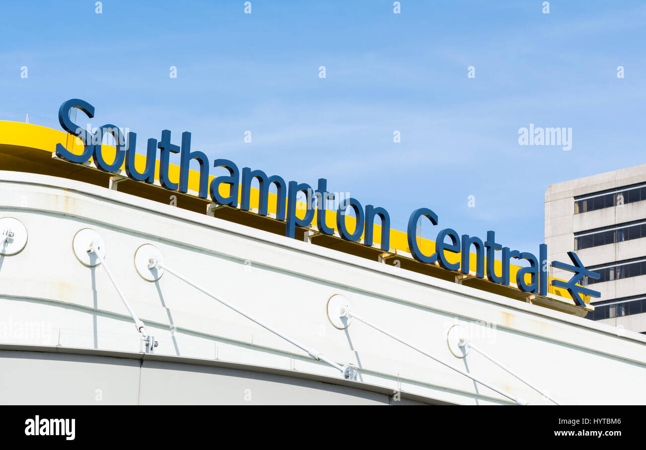 Signe au-dessus de la gare de Southampton à Southampton, Hampshire, England, UK. Banque D'Images